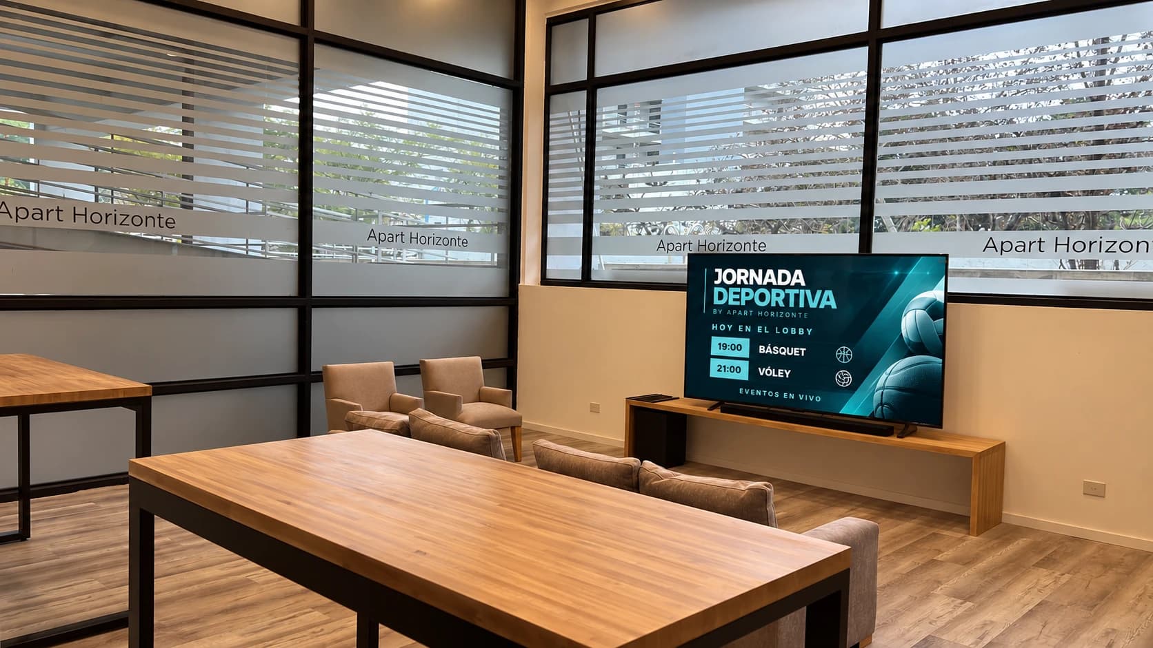 Lobby de Apart Horizonte con la TV mostrando la agenda de básquet y vóley