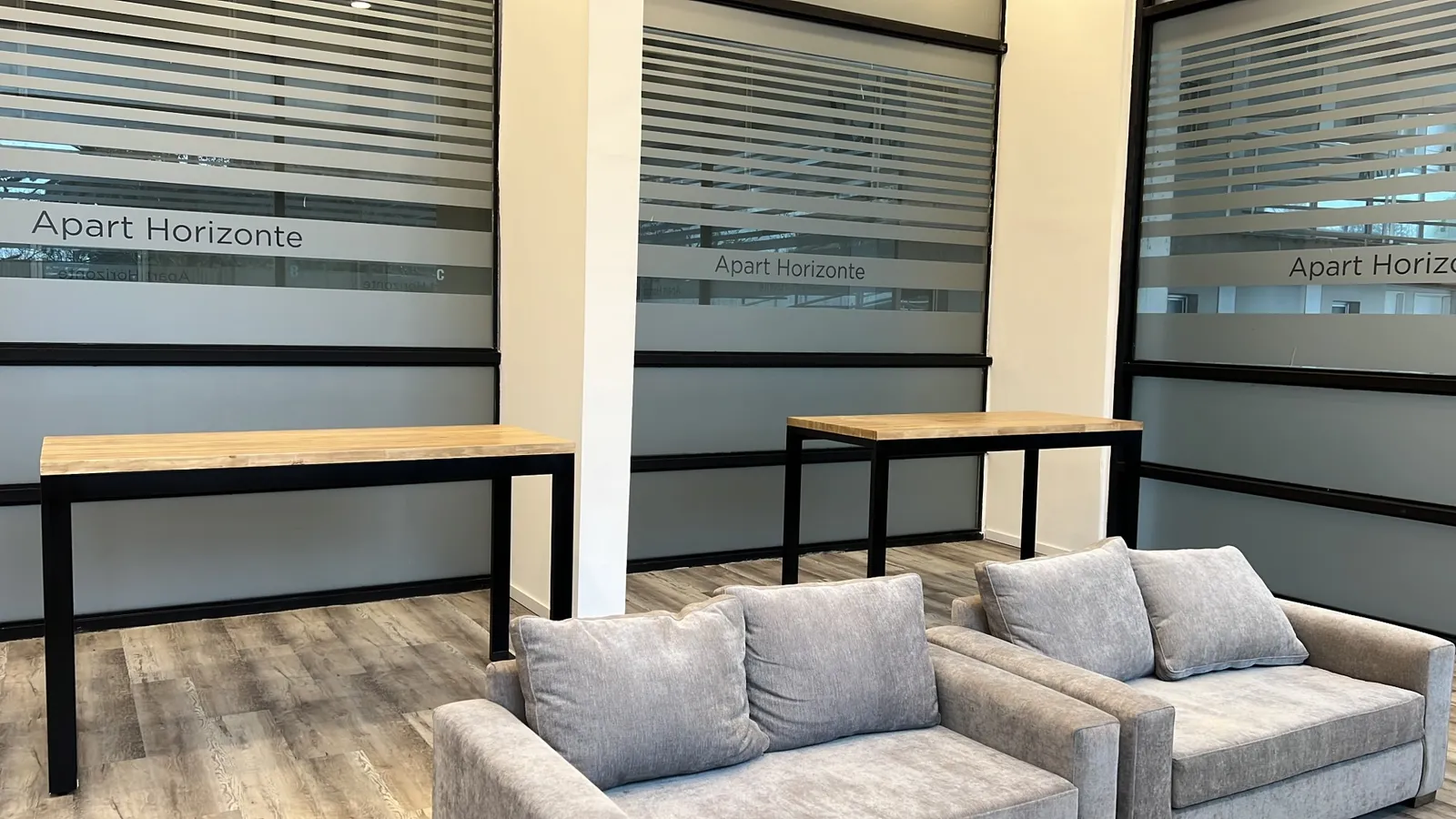 Sillones y barras del lobby de Apart Horizonte